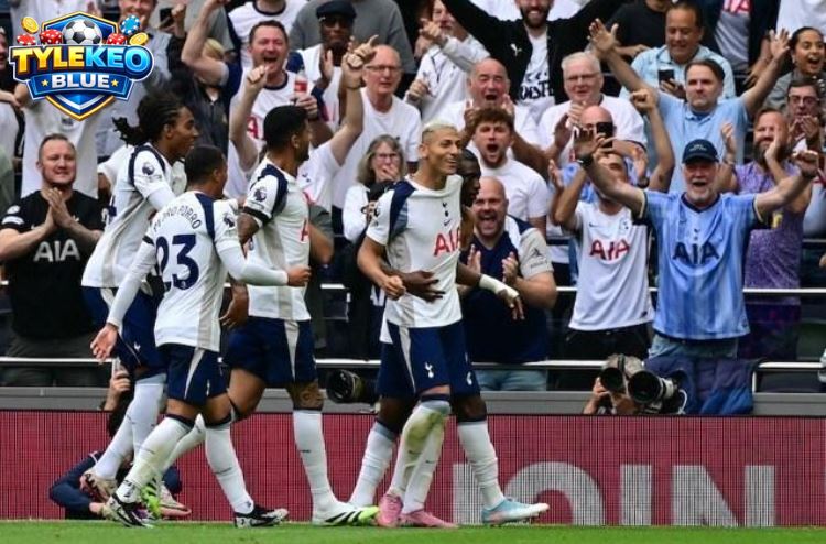 Các cầu thủ Tottenham vỡ òa trong niềm vui sau khi ghi bàn.